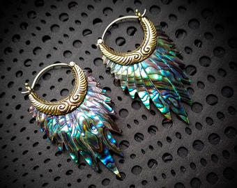 Pendientes de formas de plumas de concha de abulón talladas en latón-Nuevas joyas co-boho-Pendientes de cosplay-Joyas de hadas-Joyas tribales-Fusión orgánica-tribal