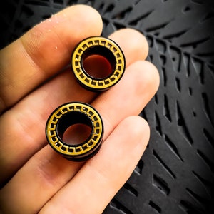 Dilatatori auricolari unisex in acciaio 316L con motivo geometrico in PVD nero opaco e PVD oro - Nuovo design con stampa co-azteca - Orecchie allungate - Modifica del corpo - Plug di design