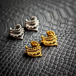 Pendiente unisex de acero 316L o PVD dorado con diseño étnico de puntos y chevrones. Nueva colección. Joya bohemia. Joya de fusión tribal. Herencia étnica neotribal.