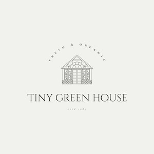 Può includere: Logo in bianco e nero per un'azienda chiamata "Tiny Green House" con lo slogan "fresco & biologico" e l'anno "estd 1980". Il logo presenta un semplice disegno a linee di una serra.