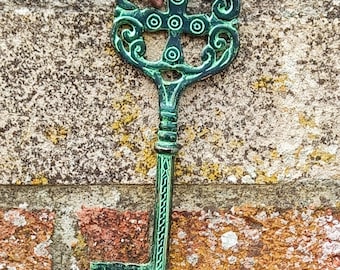 Vintage Bronze und Grünspan großer Schlüssel