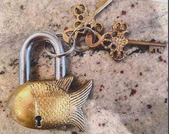 Candado vintage de latón fundido con forma de pez y llaves: candado náutico decorativo, adorno de regalo único.