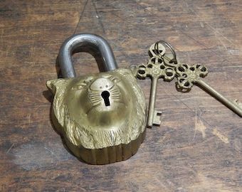 Löwenschloss aus Messing oder Bronze und Grünspan