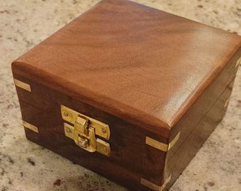 Schatulle aus Holz mit Messingeinlage für Kompass