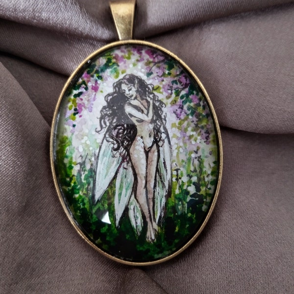 Pendentif Fée sous une Glycine