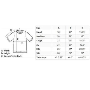 Puede incluir: Una tabla de tallas para una camiseta con medidas en pulgadas para el ancho, la altura y el centro de la espalda de la manga. La tabla incluye tallas desde la S hasta la 3XL y una tolerancia de +/- 0,75 pulgadas para el ancho y el centro de la espalda de la manga, y de +/- 1 pulgada para la altura.