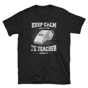 Peut inclure: T-shirt noir avec un graphique blanc qui dit "Keep Calm and Let the PE Teacher Handle It". Le graphique comprend également un sifflet.