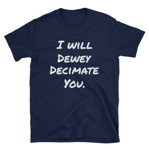 Puede incluir: Camiseta azul marino con texto blanco que dice "I WILL DEWEY DECIMATE YOU."