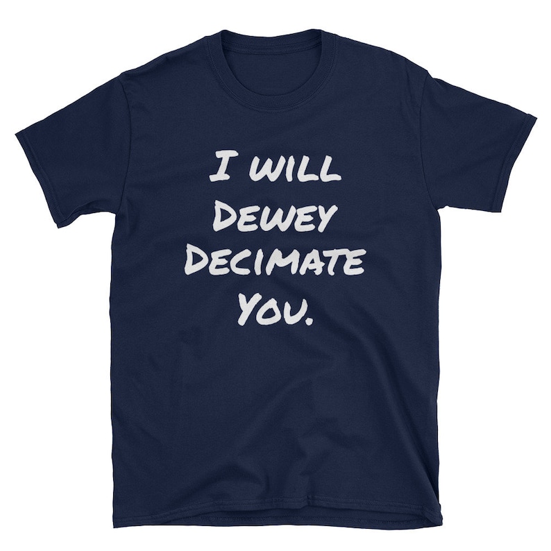 Puede incluir: Camiseta azul marino con texto blanco que dice "I WILL DEWEY DECIMATE YOU."
