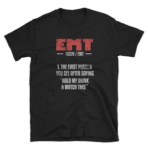Paramedic shirt, EMT Gift, EMT Shirt, Medic Shirt, Ambulance Shirt, EMT De eerste persoon die je ziet na te zeggen houd mijn drankje en bekijk dit