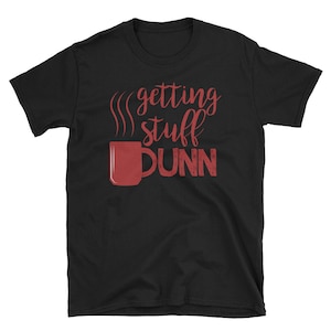 Puede incluir: Camiseta negra con texto rojo que dice "getting stuff dunn" y una taza de café roja con vapor saliendo de ella.