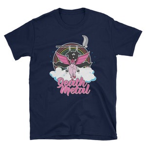 K&ouml;nnte beinhalten: Ein marineblaues T-Shirt mit einem Motiv, das einen Sensenmann zeigt, der auf einem rosa Einhorn auf einem Regenbogen reitet. Der Text "Death Metal" ist unter dem Motiv gedruckt.
