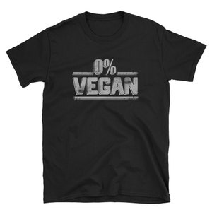 Pu&ograve; includere: Maglietta nera con il testo "0% VEGAN" in un font bianco usurato.