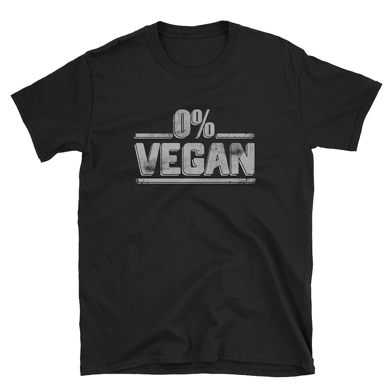Pu&ograve; includere: Maglietta nera con il testo "0% VEGAN" in un font bianco usurato.
