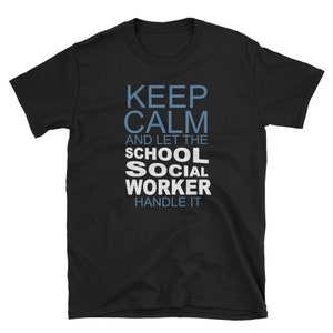 Könnte beinhalten: Schwarzes T-Shirt mit weißem Text, der "Keep Calm and Let the School Social Worker Handle It" lautet. Der Text "School Social Worker" ist blau.