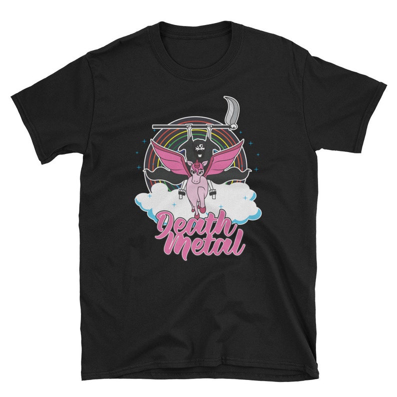 K&ouml;nnte beinhalten: Schwarzes T-Shirt mit einem Grafikdruck eines Skeletts, das auf einem rosa Einhorn auf einem Regenbogen reitet, mit dem Text "Death Metal" in rosa.