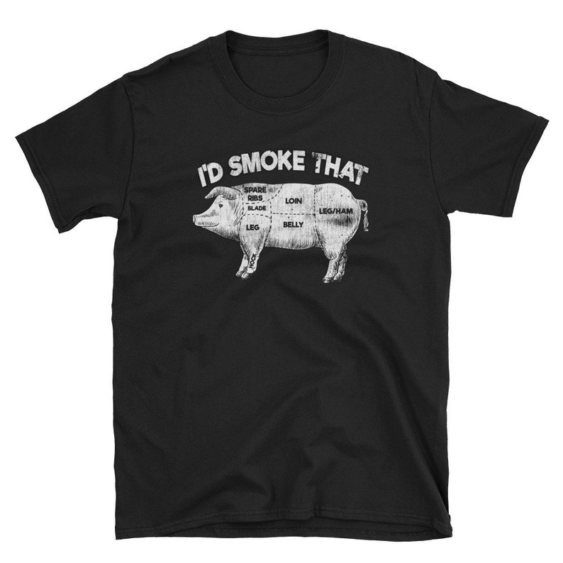 Puede incluir: Camiseta negra con un gr&aacute;fico blanco de un cerdo con diferentes cortes de carne etiquetados. El texto "I'd Smoke That" est&aacute; por encima del cerdo.