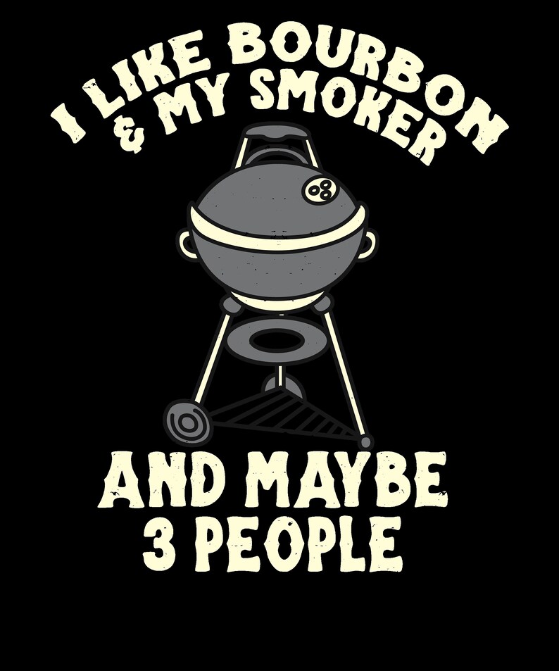 Puede incluir: Un gr&aacute;fico blanco sobre fondo negro con una imagen de dibujos animados de una parrilla de carb&oacute;n y el texto "Me gusta el bourbon y mi ahumador y tal vez 3 personas".