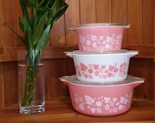 Vintage US Pyrex Pink Gooseberry Set Of Three Nesting Casserole Dishes And Lids HTF 1957