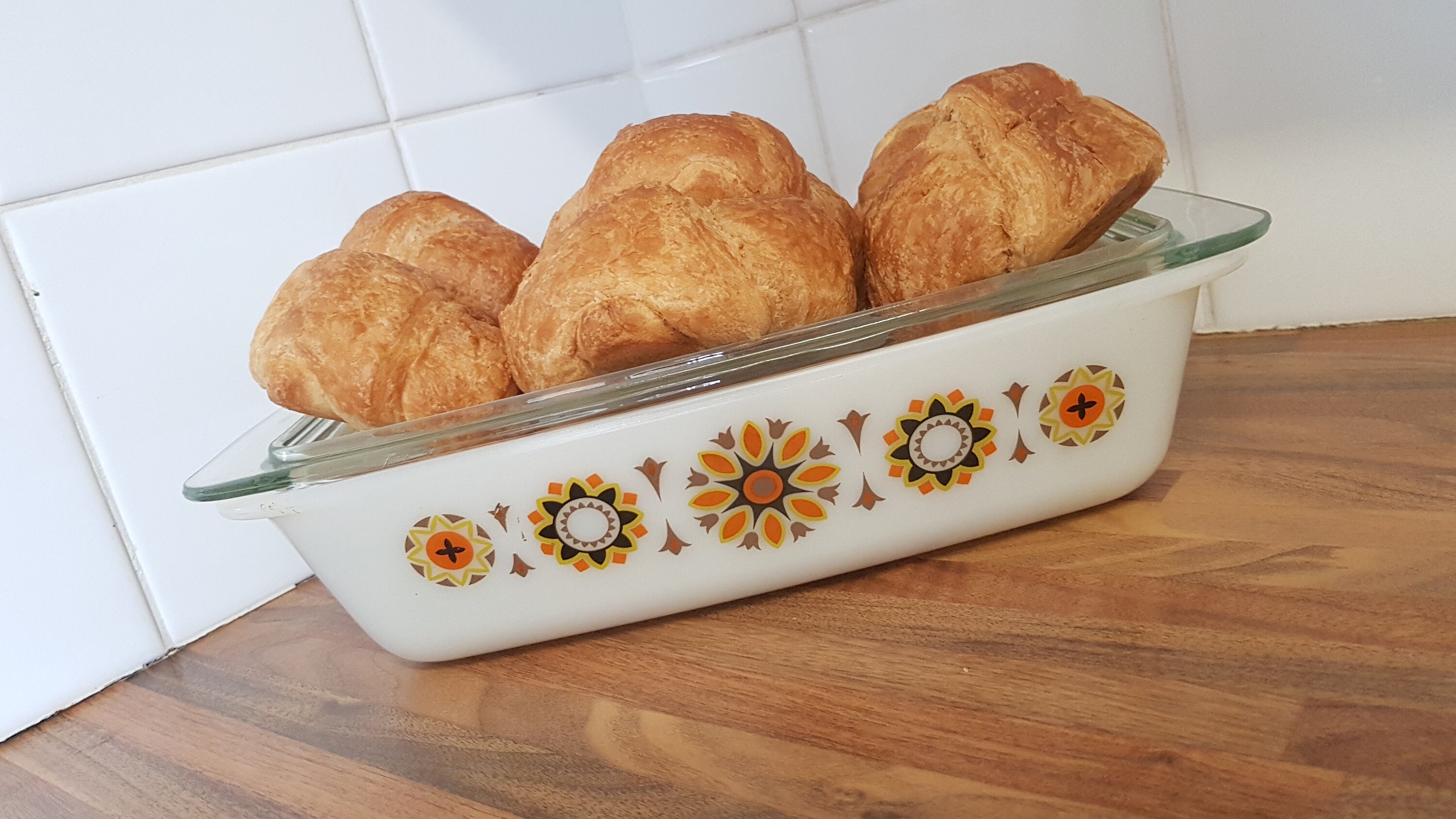 oblong casserole dish with lid