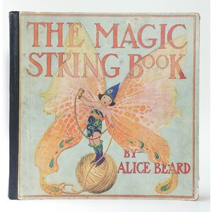 Puede incluir: El libro mágico de la cuerda de Alice Beard, una portada de libro infantil vintage que presenta a un hada con alas de cuerda, sosteniendo una bola de hilo.