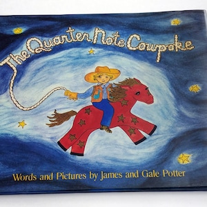 Può includere: Una copertina di libro blu con un'illustrazione bianca di un cowboy che cavalca un cavallo rosso con stelle sullo sfondo. Il titolo del libro è "The Quarter Note Cowpoke" e le parole "Words and Pictures by James and Gale Potter" sono stampate sotto l'illustrazione.