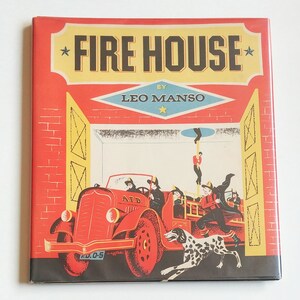 以下が含まれることがあります： 赤い消防車が「A.F.D.」と書かれた側面で消防署から出てきます。消防士がトラックに乗っていて、1人はポールを登っています。ダルメシアン犬がトラックの前を走っています。本の表紙には「FIRE HOUSE」と「LEO MANSO」と書いてあります。