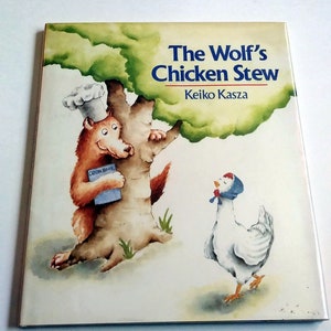 Könnte beinhalten: Kinderbuchcover von "The Wolf's Chicken Stew" von Keiko Kasza. Es zeigt einen Cartoon-Wolf mit Kochmütze und Kochbuch sowie ein Huhn mit Häubchen. Der Titel ist blau, mit einem grünen Baum und Gras.