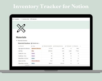 Pode incluir: Captura de tela de uma tabela de banco de dados Notion com uma coluna para materiais, tags, materiais disponíveis, estoque inicial, comprados e material usado. A tabela lista a cera de vela, as latas de vela, os frascos de vela, os pavios de madeira e outros materiais.