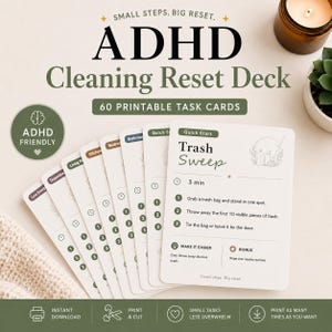 Può includere: Un set di 60 schede attività stampabili intitolato ADHD Cleaning Reset Deck. Le schede presentano categorie come Trash Sweep, Living Room e Kitchen, con passaggi numerati, stime di tempo e suggerimenti bonus in testo nero e verde scuro.