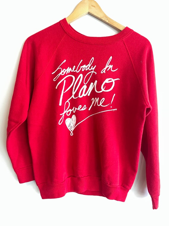 80’s red somebody in Plano loves me sweatshirt
