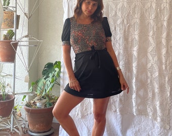 Mini-robe noire à manches bouffantes des années 1970 et haut floral à smocks en lurex métallique