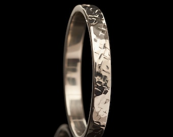 Bague en argent massif fine ,fait main, martelée, par Nathan Walker