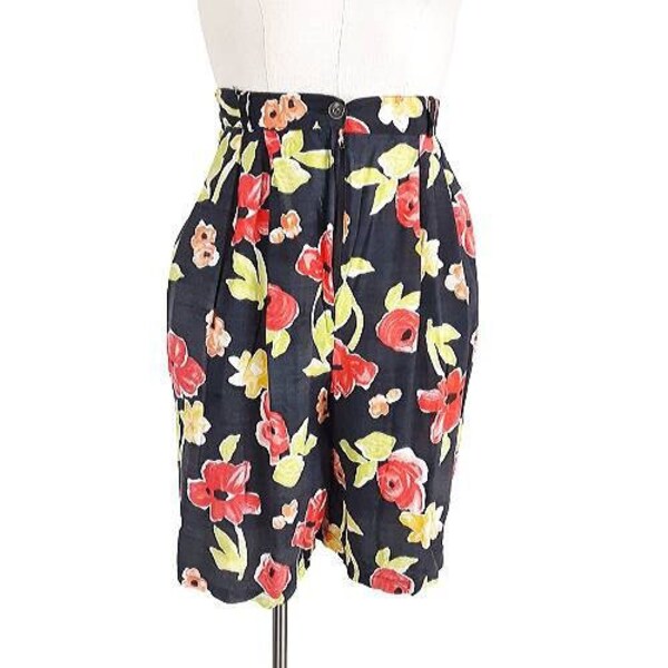 Black Poppy Print Shorts Vintage Women's Red Floral Patterned Shorts, High Waisted, High Rise, Side Pockets, Belt Loops, UK 12, Medium