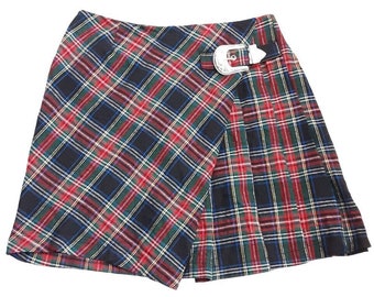 Minigonna kilt a pieghe scozzese rossa e verde Gonna a trapezio con fibbia deco argento a quadri a vita alta da donna vintage, Punk, UK 10