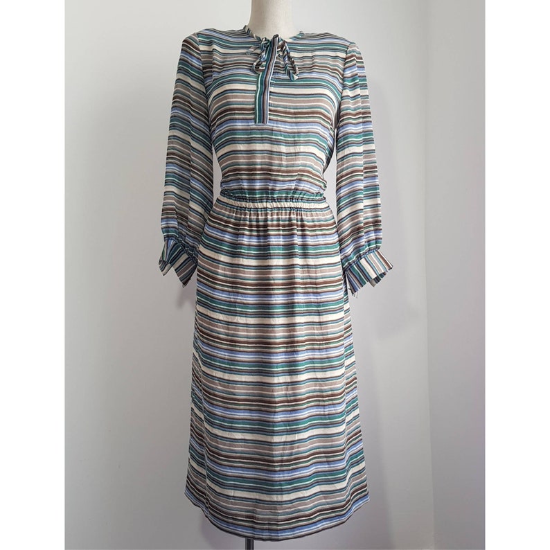 Size Large Vintage 1970s Striped Green and Beige Multicoloured Kitten Bow Neck Tie Elasticated Waist Dress