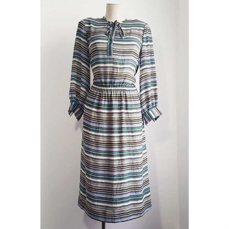Size Large Vintage 1970s Striped Green and Beige Multicoloured Kitten Bow Neck Tie Elasticated Waist Dress