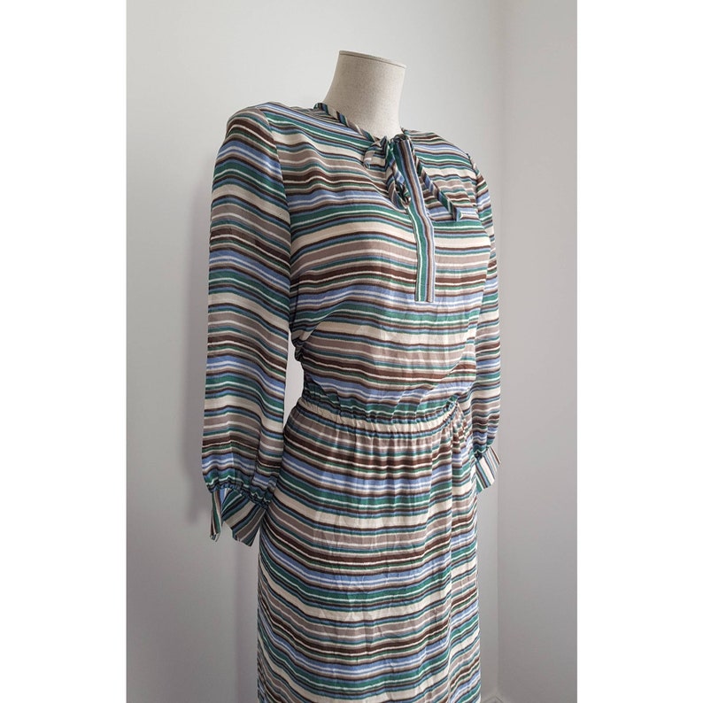 Size Large Vintage 1970s Striped Green and Beige Multicoloured Kitten Bow Neck Tie Elasticated Waist Dress