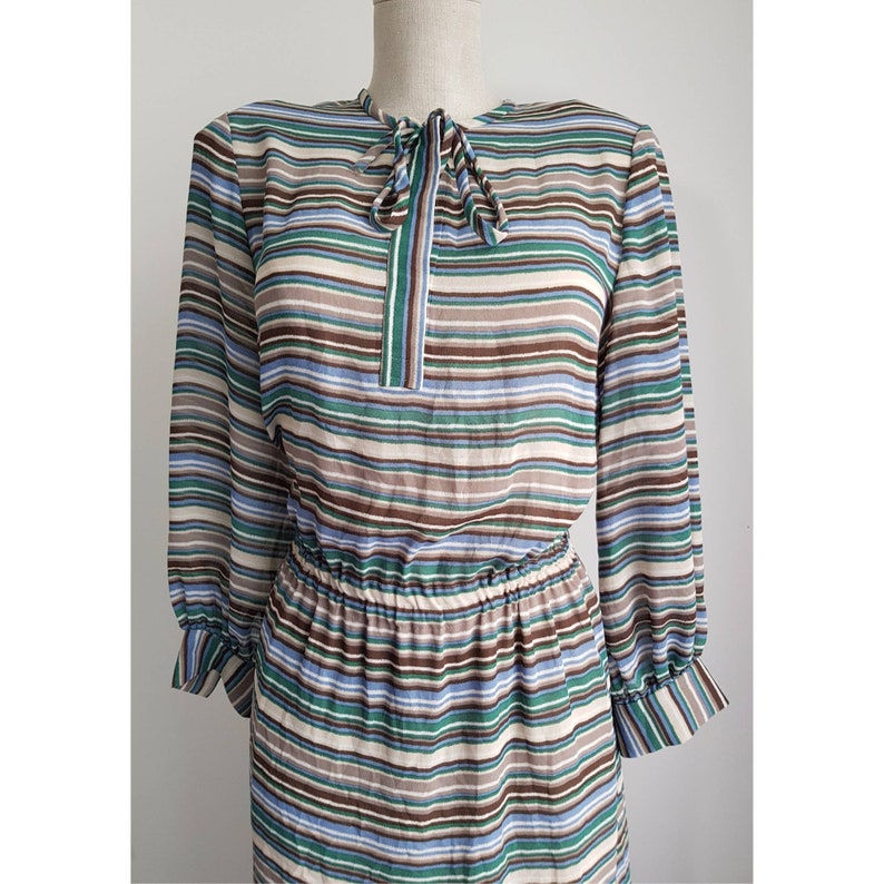 Size Large Vintage 1970s Striped Green and Beige Multicoloured Kitten Bow Neck Tie Elasticated Waist Dress