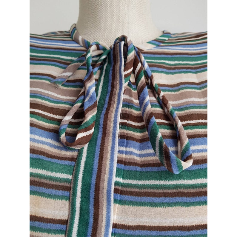 Size Large Vintage 1970s Striped Green and Beige Multicoloured Kitten Bow Neck Tie Elasticated Waist Dress