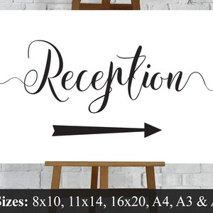 Pode incluir: Um cartaz branco com caligrafia preta que diz "Reception" com uma seta preta apontando para a direita. O cartaz está em um cavalete e o texto "6 Sizes: 8x10, 11x14, 16x20, A4, A3 & A2" está na parte inferior do cartaz.