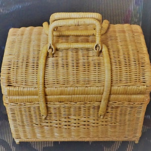 Grandma's Sewing Box  Vintage Woven Wood Old-Style Sewing Basket – Amish  Baskets