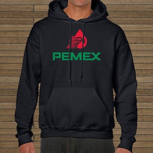 以下が含まれることがあります： 「PEMEX」と書いてある赤と緑のロゴが付いた黒いフード付きスウェットシャツです。