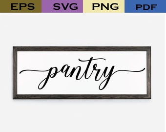 Op de afbeelding: Een zwart-wit bord met het woord "pantry" in cursief schrift. Het bord is ingelijst in een donkerhouten lijst.