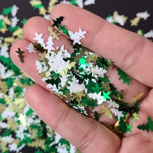 Glinsterende boomvormen Een veelkleurige kerstreeks, glitter kerstboompailletten, glitternagelkunst, knutselspullen