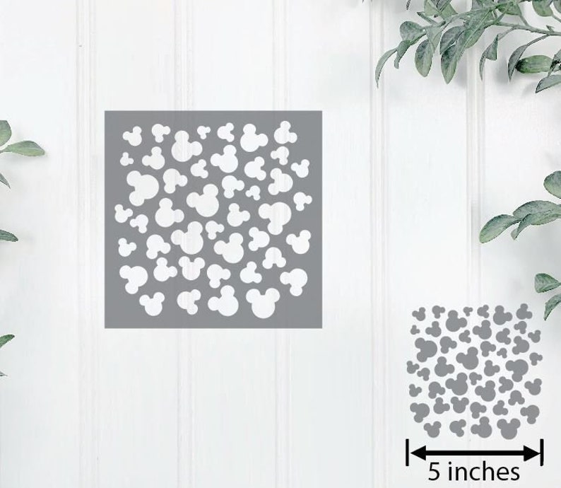 K&ouml;nnte beinhalten: Ein graues Quadrat mit einer wei&szlig;en Silhouette von Mickey-Maus-K&ouml;pfen, die sich &uuml;ber die gesamte Fl&auml;che wiederholen. Das Quadrat ist 5 Zoll breit.