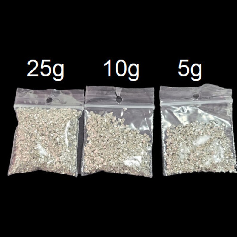 Może przedstawiać: Trzy przezroczyste plastikowe torebki z srebrnym brokatem w środku. Torebki są oznaczone 25g, 10g i 5g.