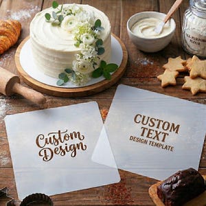Könnte beinhalten: Ein weißer Kuchen mit Zuckerguss, verziert mit weißen Blumen und Grünzeug, steht auf einem Kuchenständer aus Holz. Ein Croissant, ein Nudelholz und sternförmige Kekse sind ebenfalls zu sehen. Zwei Blätter Papier mit dem Text "Custom Design" und "Custom Text Design Template" sind im Vordergrund.