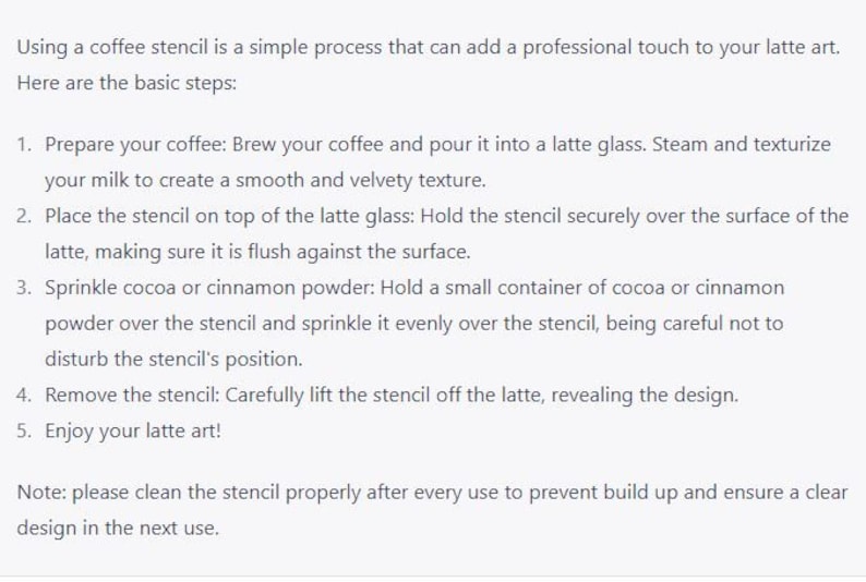 K&ouml;nnte beinhalten: Eine Schritt-f&uuml;r-Schritt-Anleitung zur Verwendung einer Kaffeenschablone zum Erstellen von Latte Art. Die Anweisungen umfassen die Zubereitung des Kaffees, das Aufsch&auml;umen der Milch, das Platzieren der Schablone, das Bestreuen mit Kakaopulver oder Zimtpulver und das Entfernen der Schablone. Der Text enth&auml;lt auch einen Hinweis, die Schablone nach jedem Gebrauch zu reinigen.
