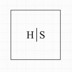 Peut inclure: Un graphique noir et blanc avec les lettres "H" et "S" séparées par une ligne verticale, à l'intérieur d'un cadre carré noir.